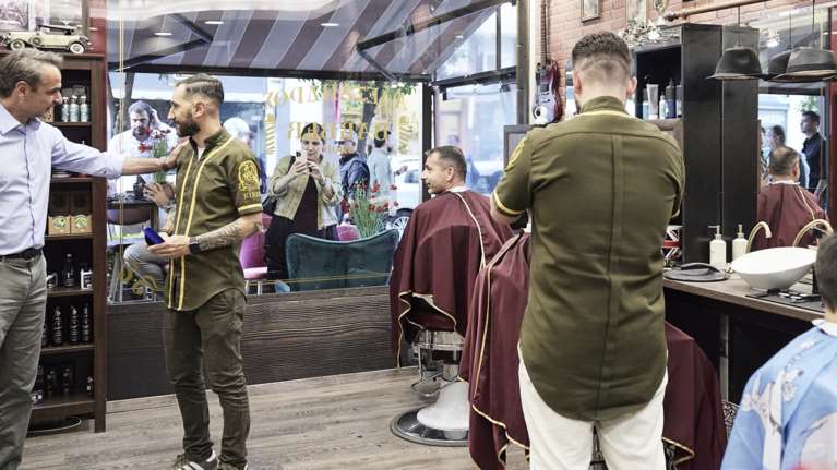 Άρχισε τη νέα προεκλογική εκστρατεία ο Μητσοτάκης: H βόλτα στο περίπτερο ΝΔ στο Μοσχάτο, οι χειραψίες και οι συνομιλίες