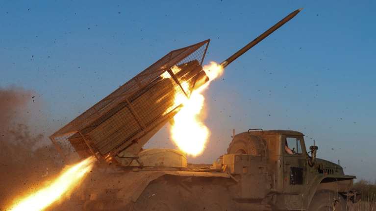 Ο Τραμπ ετοιμάζει την πρώτη πώληση στρατιωτικού εξοπλισμού στην Ουκρανία - Μετά τη συμφωνία για τα ορυκτά