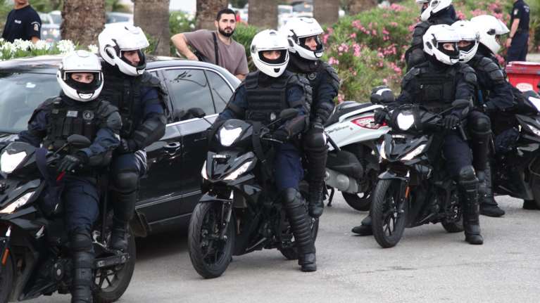 Στη φύλαξη VIP &quot;στόχων&quot; 15.000 αστυνομικοί -  Οι υπερβολές, οι επιχειρηματίες και τα Αστυνομικά Τμήματα... Προστασίας