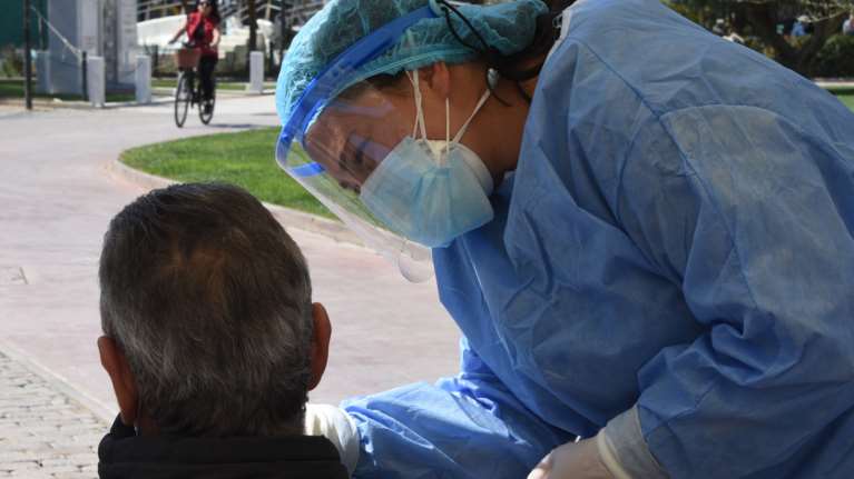 Κορονοϊός: 1.606 νέα κρούσματα σε μόλις 20.672 τεστ - 76 θάνατοι και 781 διασωληνωμένοι