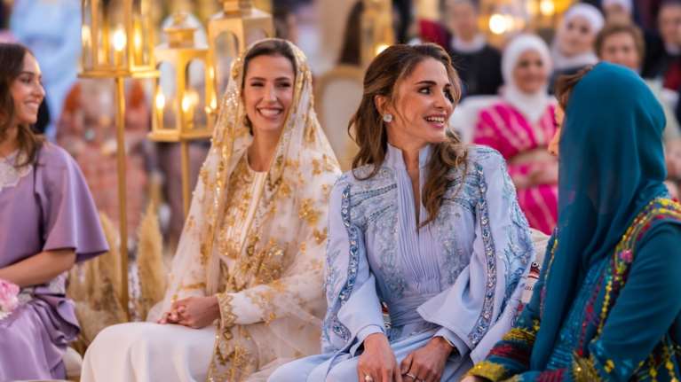 Στιλιστική κόντρα νύφης - πεθεράς: Η βασίλισσα Ράνια και το fashion forward look της νύφης της που την αντιγράφει