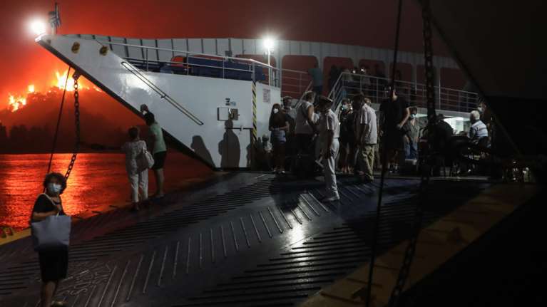 Νύχτα κόλαση στην Εύβοια: Καίγονται σπίτια στη Λίμνη - Εγκλωβισμένοι σε Κεχριές και Μουρτιά [εικόνες]