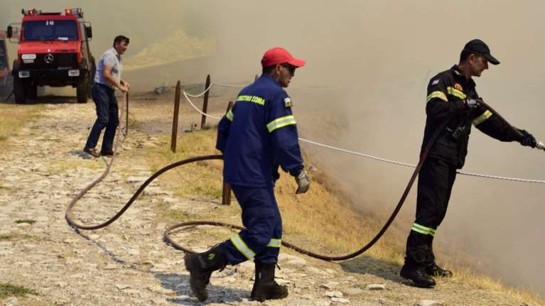 Πυρκαγιά στην Εύβοια: Βελτιωμένη η εικόνα - Μάχη με τις διάσπαρτες εστίες και από τα εναέρια μέσα