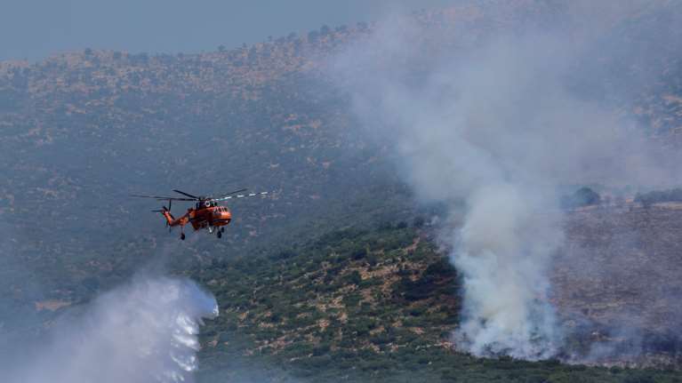 Μαίνεται μεγάλη φωτιά στην Ικαρία - Εκκενώνονται έξι οικισμοί