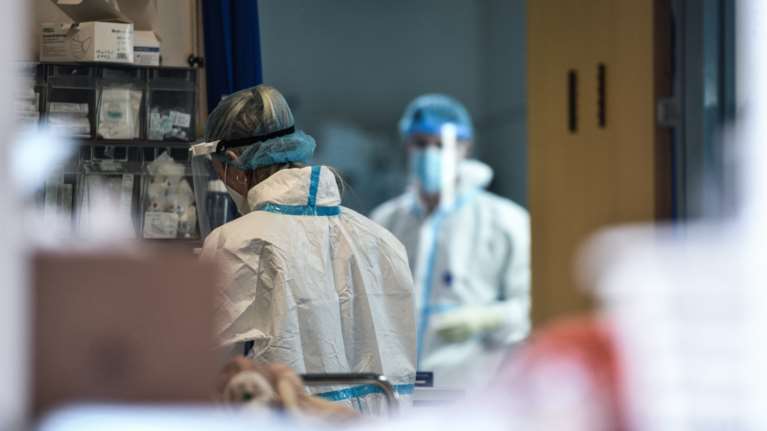 Κορονοϊός: Στο &quot;κόκκινο&quot; με 6.862 νέα κρούσματα -  55 νεκροί και 508 διασωληνωμένοι