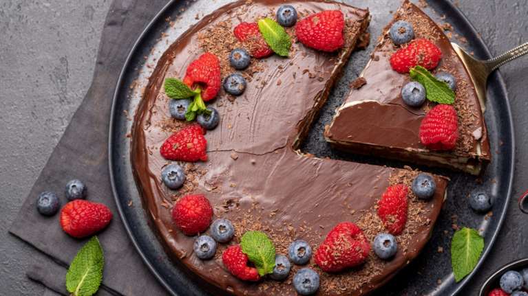 Καλοκαιρινή τούρτα εκλέρ- Το πιο θεϊκό γλυκό μόνο με 6 υλικά