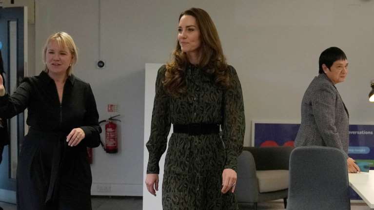 H wild πλευρά της Κέιτ Μίντλετον: To army leopard φόρεμα που συνδύασε με suede μπότες