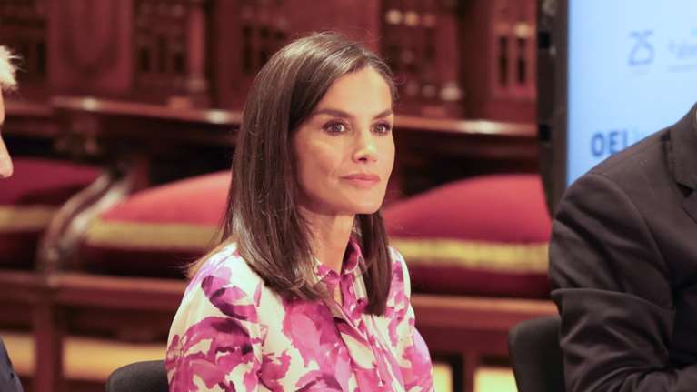 Η βασίλισσα Λετίσια στους δρόμους της Βαρκελώνης: Το φλοράλ shirt dress και τα πέδιλα που το συνδύασε