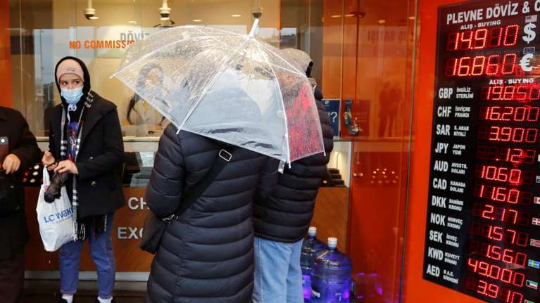 Με την πλάτη στον τοίχο ο Ερντογάν: Ανεστάλη η διαπραγμάτευση μετοχών στο Χρηματιστήριο - Φόβοι για capital controls