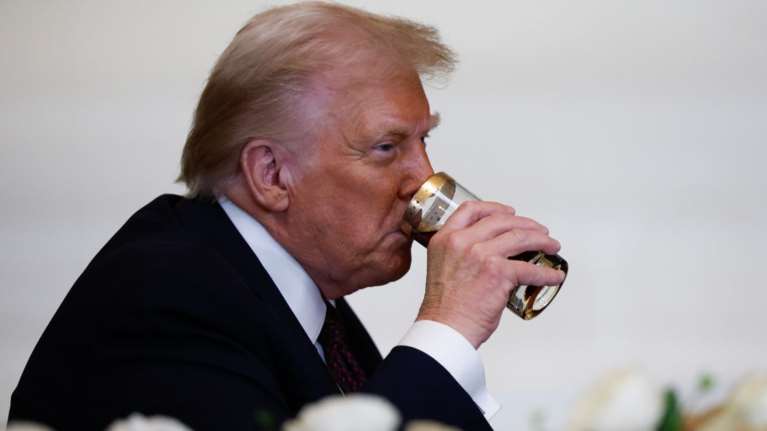 Ανάλυση Politico: Γιατί ο Τραμπ αγνοεί επιδεικτικά την ΕΕ για την Ουκρανία ενώ κάνει ό,τι απαιτεί ο Αμερικανός πρόεδρος