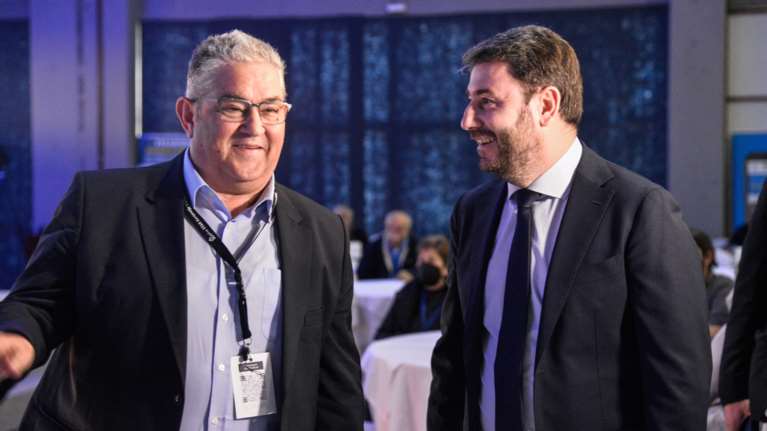 ΠΑΣΟΚ και ΚΚΕ πλαγιοκοπούν τον ΣΥΡΙΖΑ - Κοστούμι αξιωματικής αντιπολίτευσης προβάρει ο Ανδρουλάκης