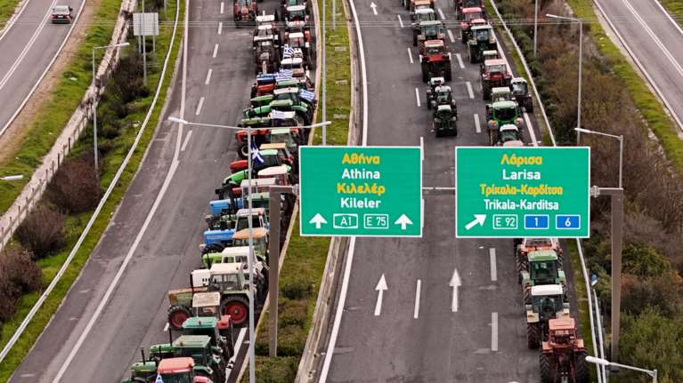 Αγροτικά μπλόκα: Μετ' εμποδίων η έξοδος για τους εκδρομείς - Με χαμηλές ταχύτητες τα ΙΧ