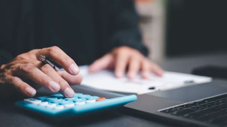 Η ΑΑΔΕ καλεί 20.000 φορολογούμενους για διευκρινίσεις στην εφορία - Δηλώνουν εισόδημα 10.000 ευρώ και ξοδεύουν... 50.000