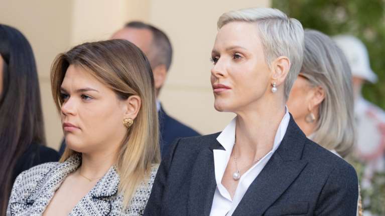 Το θεϊκό ανδρόγυνο look της πριγκίπισσας Σαρλίν: Γιατί άφησε στην άκρη τα μίντι φορέματα και προτιμά τα κοστούμια