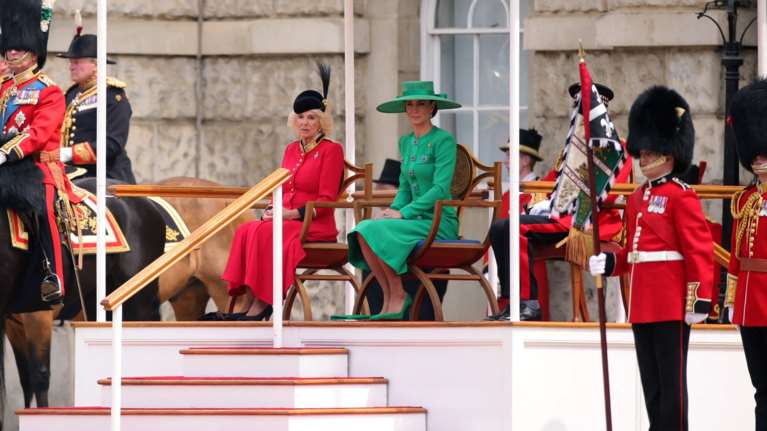 Το αυστηρό βλέμμα της Κέιτ στην Καμίλα: Η στιγμή στην εξέδρα που έδειξε ποια είναι η πραγματική βασίλισσα