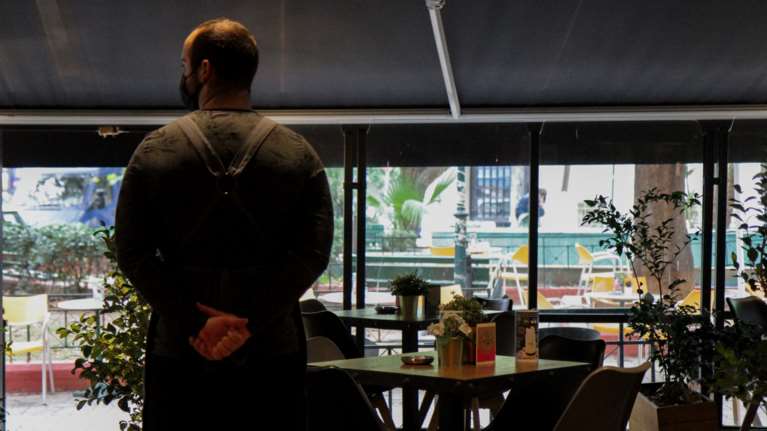 Εστίαση: Πτώση τζίρου 50% μετά τα υποχρεωτικά rapid test των ανεμβολίαστων - Απώλειες τζίρου 1,8 δισ. ευρώ το 2020