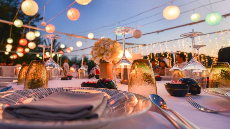 Συνεδριάζουν οι λοιμωξιολόγοι: Στο τραπέζι οι δεξιώσεις γάμων, η μουσική στην εστίαση και τα γυμναστήρια