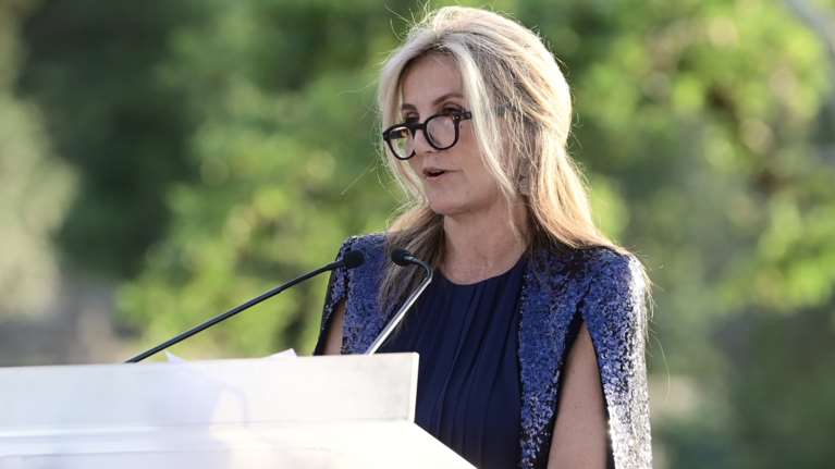 Μαρέβα Γκραμπόφσκι-Μητσοτάκη: Η κάπα με τις παγιέτες και το μπλε deux pieces που φόρεσε σε τελετή βράβευσης