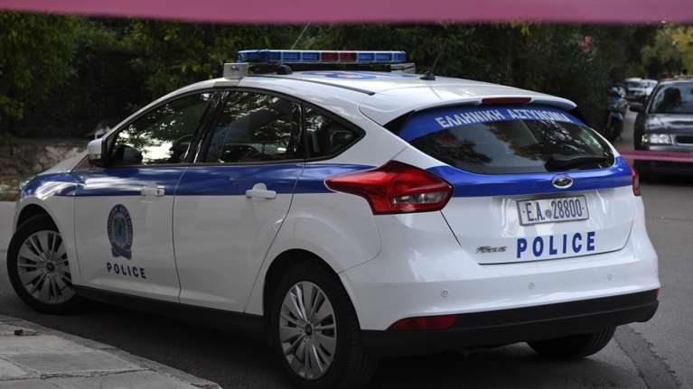 Απατεώνας αστυνομικός που περιπολούσε γύρω από το Μαξίμου, εξαπατούσε τα θύματά του μέσω εξωδικαστικού