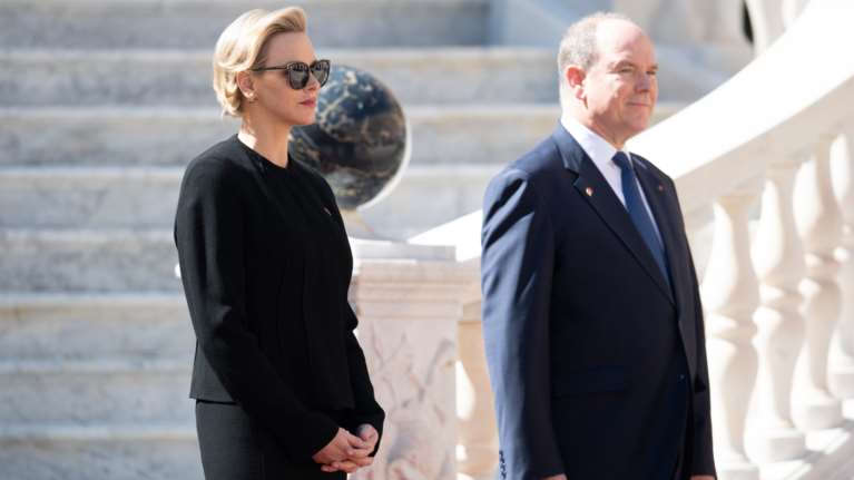 Η πριγκίπισσα Σαρλίν έφυγε ξανά από το Μονακό - Στο αεροδρόμιο με πλατινέ μαλλί