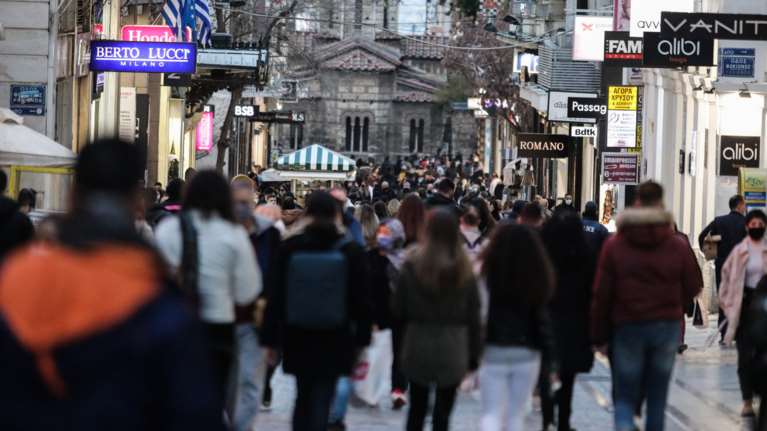 Αλαλούμ με το πρόστιμο στους ανεμβολίαστους άνω των 60: Παράθυρο για παράταση - Αντικρουόμενες δηλώσεις υπουργών