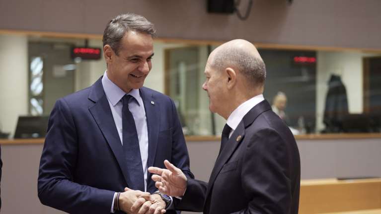 Στο Βερολίνο ο Μητσοτάκης - Συνάντηση με Σολτς για Μεσανατολικό, μεταναστευτικό και ενέργεια