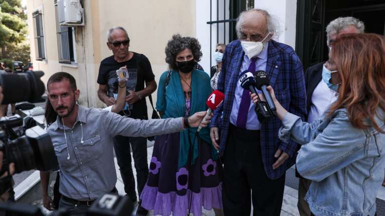 Μαργαρίτα Θεοδωράκη: Στο δικαστήριο με τον Νίκο Κουρή- Θεοδωράκη- Δεν είναι αδελφός μου...