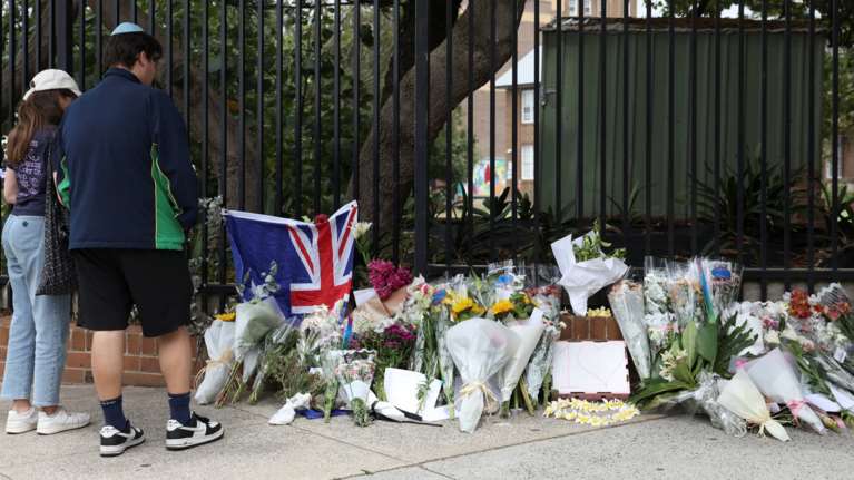 Σίδνεϊ: 16 οι νεκροί του μακελειού, από 10 έως 87 ετών -Πατέρας και γιος οι δράστες, έρευνα για σχέσεις με τον ISIS