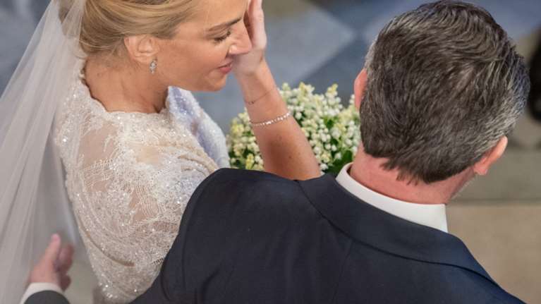 Νικόλαος - Χρυσή Βαρδινογιάννη: Η μπομπονιέρα του γάμου τους - Ενα πρες παπιέ από γυαλί Murano με τα αρχικά τους [βίντεο]