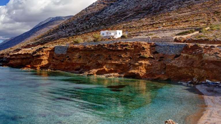 Τραγωδία στην Αμοργό: Νεκρή 57χρονη Ελληνίδα τουρίστρια – Έπεσε στο κενό μπροστά στα μάτια της κόρης της