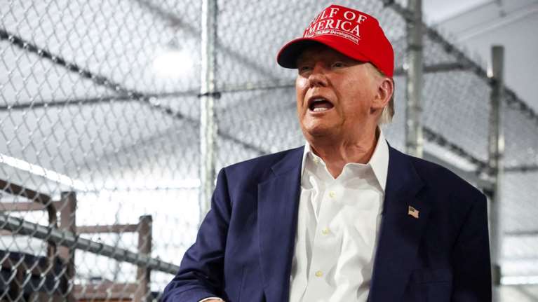 Χυδαία επίθεση Τραμπ στον Μπάιντεν: &quot;Αυτός ο &quot;son of a bitch&quot; με ήθελε εδώ μέσα&quot;, είπε από φυλακή με τους αλιγάτορες [βίντεο]