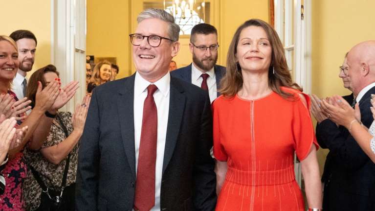 Βικτόρια Στάρμερ: Ποια είναι η νέα, όμορφη και low profile σύζυγος του πρωθυπουργού της Βρετανίας - Η πρόταση γάμου στη Σαντορίνη