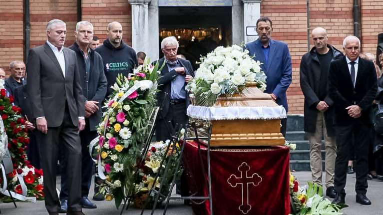 Κηδεία Ίβκοβιτς: Σπαρακτικό αντίο με Ομπράντοβιτς και Ντίβατς να σηκώνουν το φέρετρο - Θλίψη για Σπανούλη και Παπαλουκά