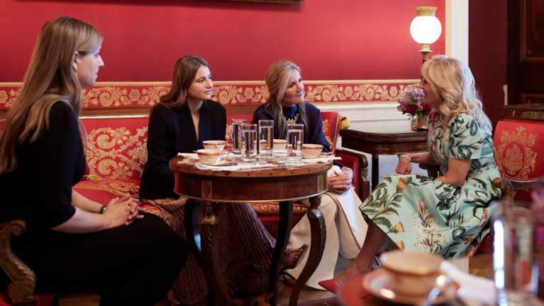 Η Τζιλ Μπάιντεν υποδέχθηκε τη Μαρέβα Μητσοτάκη και τις κόρες της, Δάφνη και Σοφία, στον Λευκό Οίκο [εικόνες]