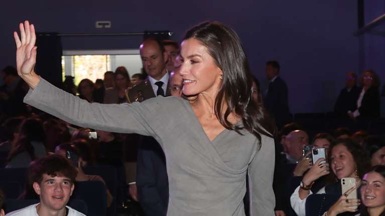 Η βασίλισσα φόρεσε over the knee μπότες: Η Λετίσια αλλάζει τα royal δεδομένα