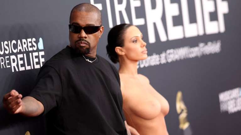 Grammy: Το απολύτως διάφανο &quot;ρούχο&quot; της Μπιάνκα Σενσόρι, μαζί με τον Κάνιε Γουέστ: Τους έδιωξαν από την απονομή [εικόνες]