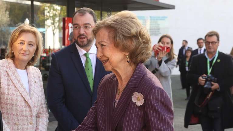 Κομψή στα 85 της: Η βασίλισσα Σοφία της Ισπανίας έκανε μια στιλάτη εμφάνιση με ριγέ κοστούμι