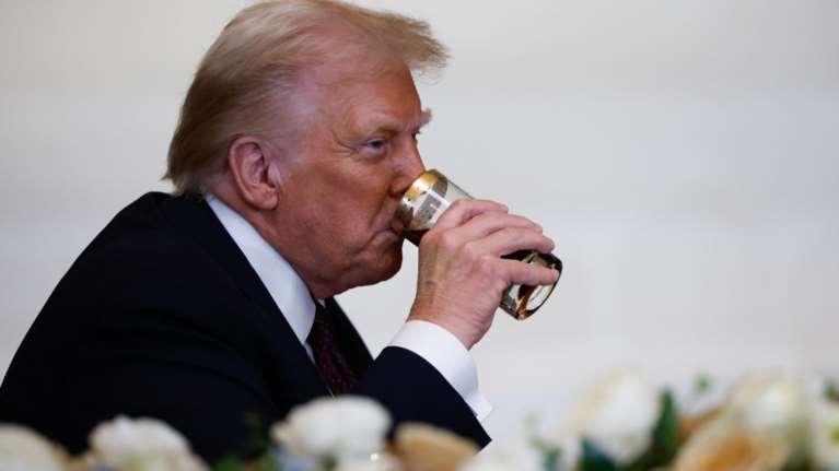 Ντόναλντ Τραμπ: Γιατί δεν πίνει ποτέ αλκοόλ - Η δύσκολη σχέση με τον αλκοολικό μεγαλύτερο αδελφό που έδιωξε ο πατέρας του