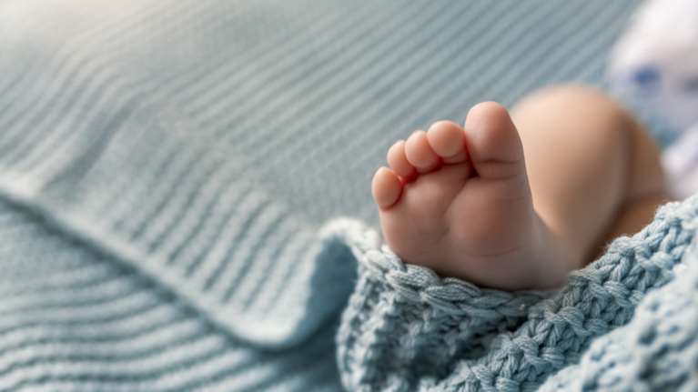 "Ηταν κατακόκκινο από το κλάμα - Δεν είχε ρεύμα το σπίτι", λέει ο αστυνομικός για το μωρό στο μπαλκόνι - Αφαντοι οι γονείς