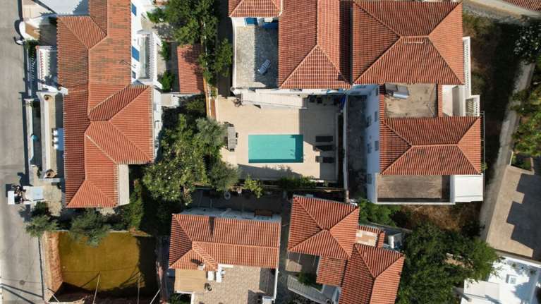 Με άδεια για βόθρο από το 1978 η πισίνα Κασσελάκη στις Σπέτσες, λέει το υπουργείο Πολιτισμού