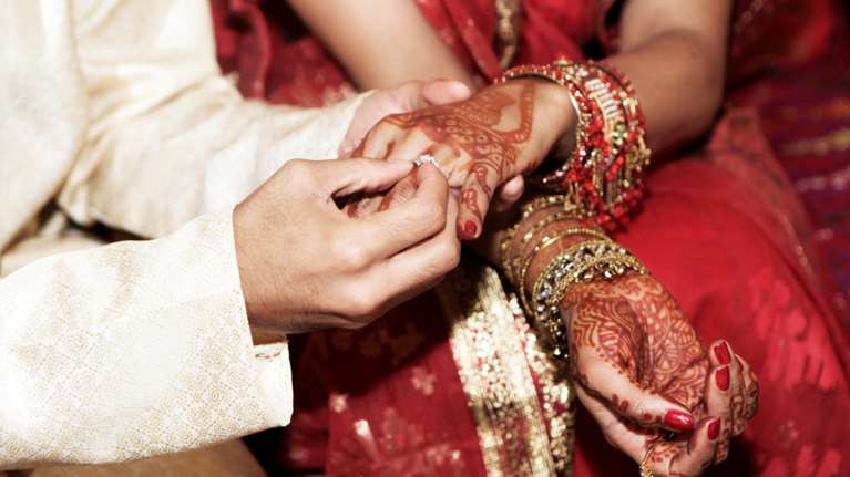 Ινδία: Νύφη έπαθε ανακοπή την ώρα του γάμου και ο γαμπρός παντρεύτηκε επί τόπου την αδερφή της