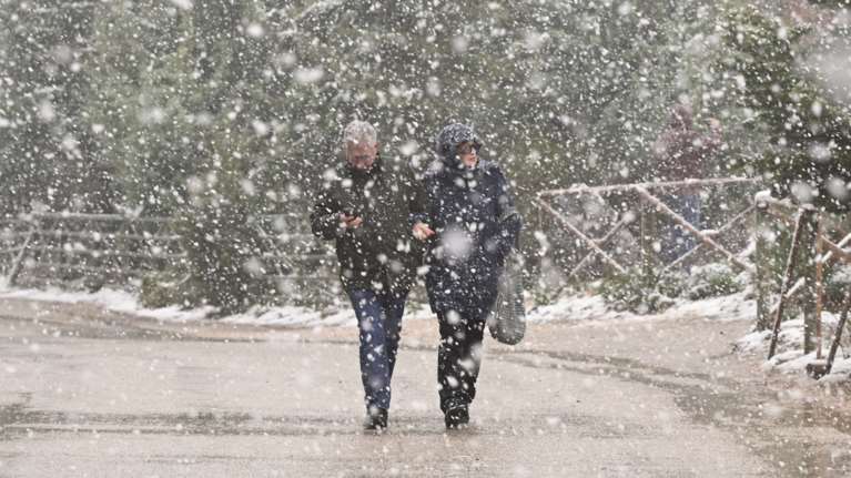 Καιρός: Νέα ψυχρή εισβολή θα σαρώσει τη χώρα τις επόμενες ημέρες – Τσουχτερό κρύο και χιόνια στην Αττική