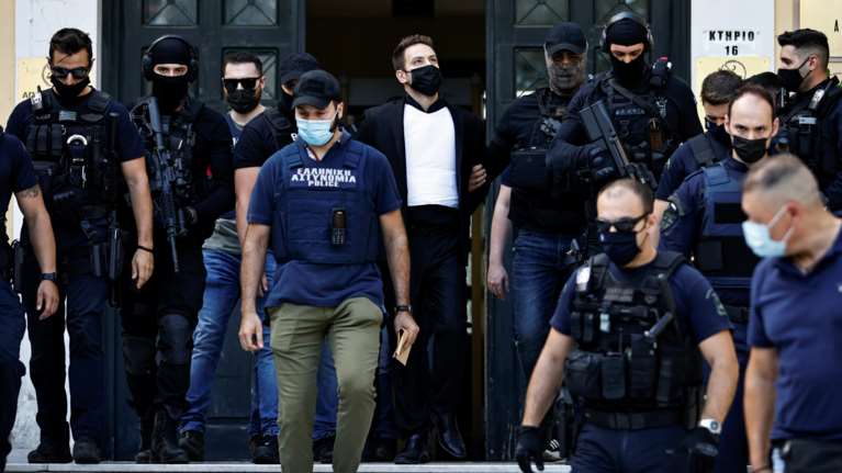 Γλυκά Νερά: Η προκλητική στάση του συζυγοκτόνου στην Ευελπίδων - Με υπεροπτικό βλέμμα και ψηλά το κεφάλι [Εικόνες-Βίντεο]