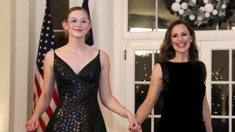 Σαν δίδυμες: Η σπάνια εμφάνιση της Τζένιφερ Γκάρνερ με την mini me κόρη της Βάιολετ Άφλεκ