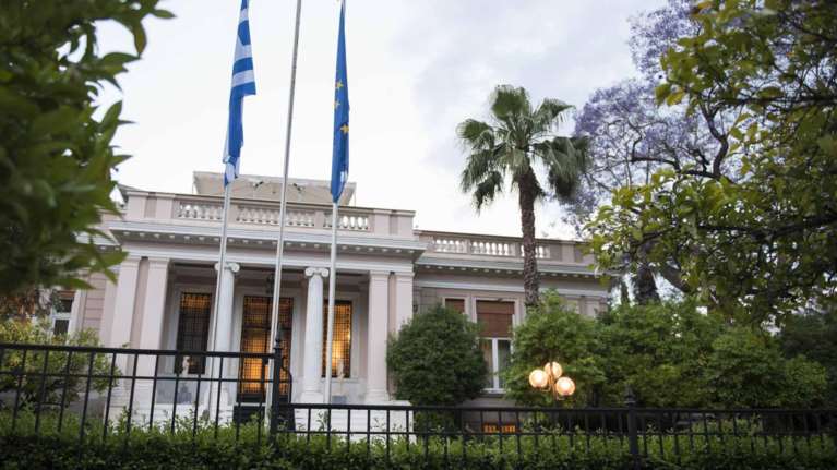 Οι παρακολουθήσεις, το αυτογκόλ Αθανασίου και η αλλαγή ατζέντας από το Μαξίμου