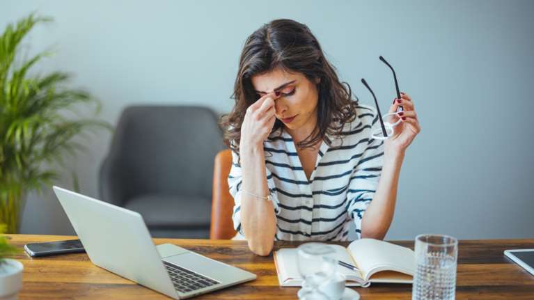 Γιατί έχουμε πονοκέφαλο: Αυτοί είναι οι επτά πιο συχνοί λόγοι - Μπορούμε να τον αποφύγουμε;