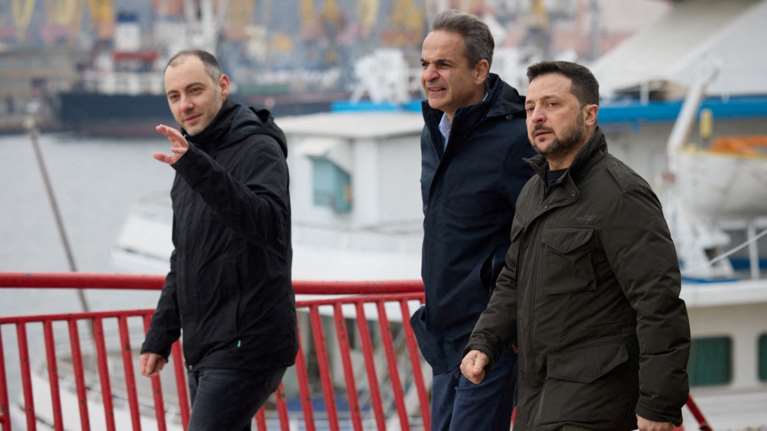 Διπλωματικός σύμβουλος Ζελένσκι: Δεν αποκλείεται στόχος να ήταν ο Ζελένσκι ή ο Μητσοτάκης - Διαψεύδει ο Μεντβέντεφ