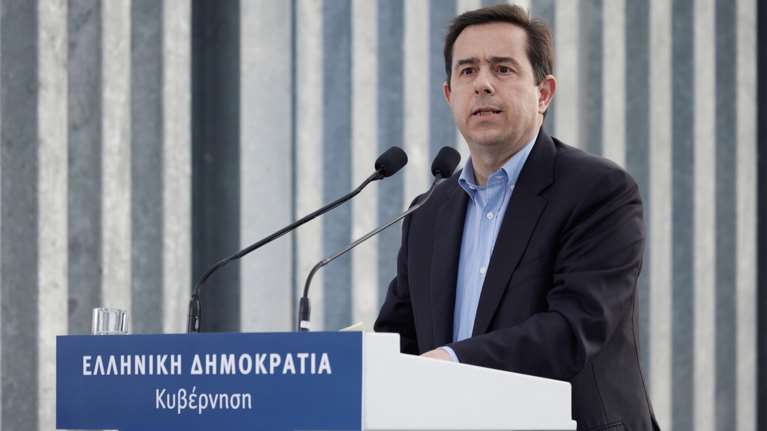 Η Καθημερινή &quot;ξεγυμνώνει&quot; τον Μηταράκη: Πήγε διακοπές σε μακρινό νησί εν μέσω καταστροφικών πυρκαγιών