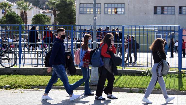 Τι θα γίνει με τις μάσκες σε εσωτερικούς χώρους και χώρους εργασίας - Με μάσκες αλλά χωρίς self test οι μαθητές στα σχολεία