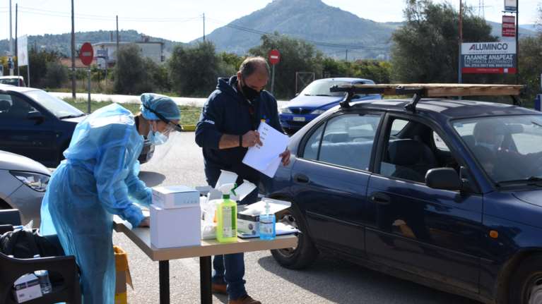 Πάνω από 1.500 drive through tests - Τι έδειξαν τα σημερινά τεστ αντιγόνου στην Δυτική Αττική